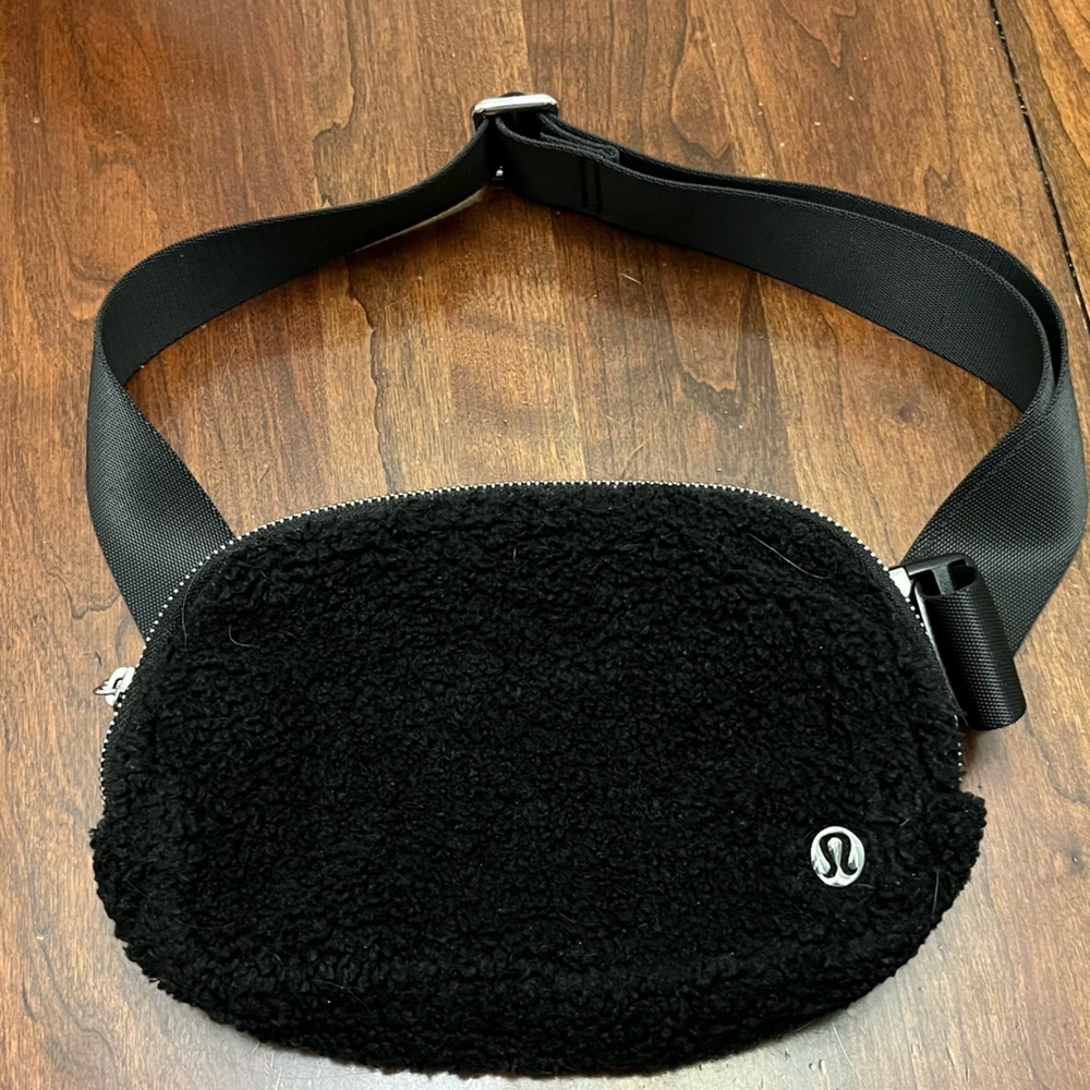 Lululemon Everywhere Belt Bag Fleece Sherpa Black Fanny Pack Purse